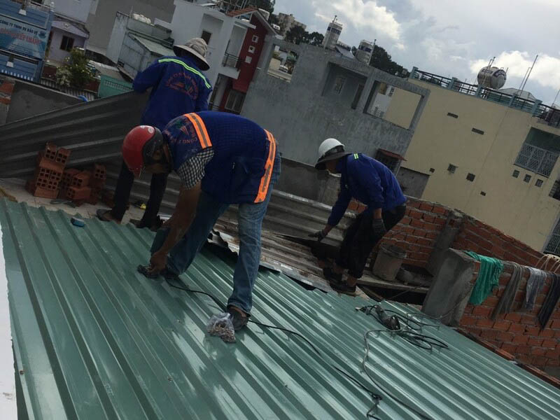 Thi công lắp đặt mái tôn sau sửa nhà nâng tầng