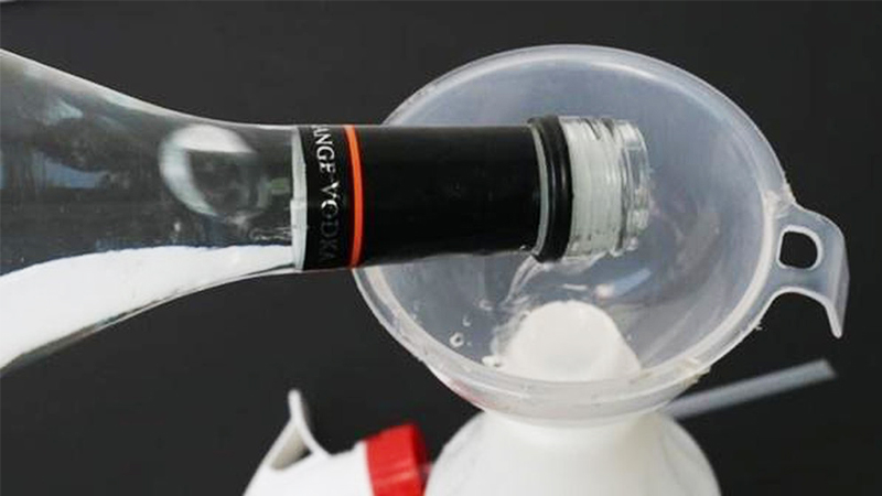 Dùng rượu mạnh khử mùi hôi nhà vệ sinh