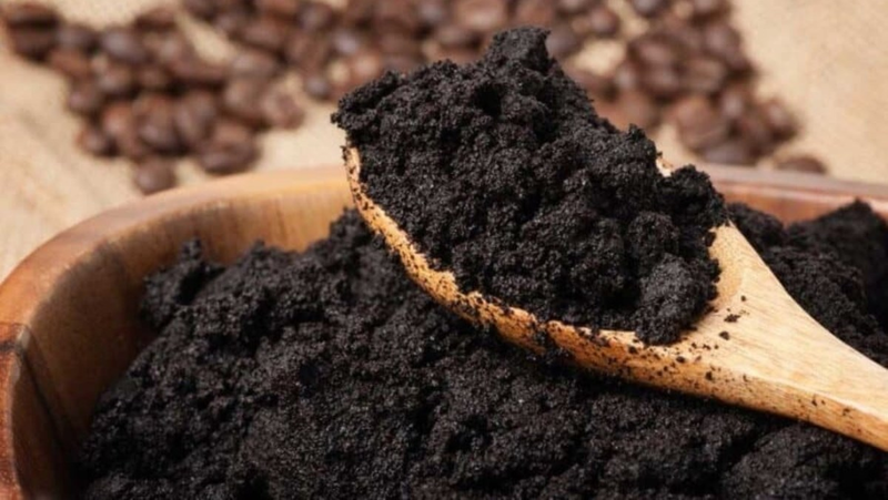 Sử dụng bã cafe khử mùi hôi nhà vệ sinh