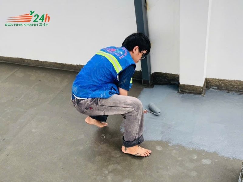 Thi công lớp sơn chống thấm thứ nhất